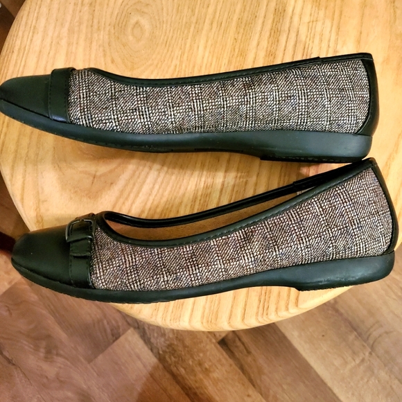 Craft and Borrow Ortholite Flats - Black and Grey with buckles - Size 8m - Picture 3 of 8